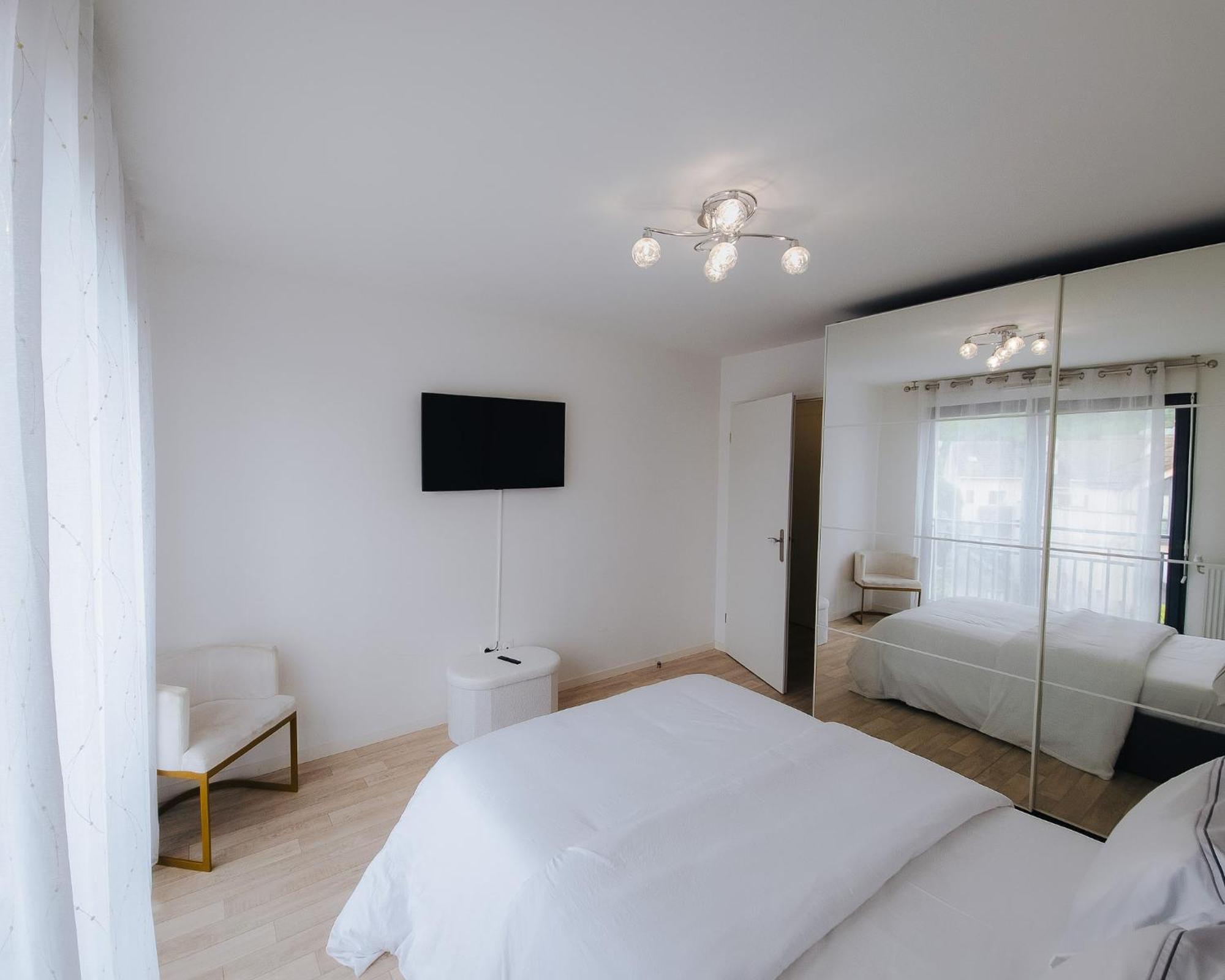 Appartement Luxueux, Neuf & Equipe A Versailles, Saint-Cyr-lʼÉcole エクステリア 写真